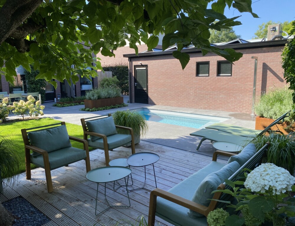 Kleine tuin met kunstgras Van Breukelen Groenvoorzieningen